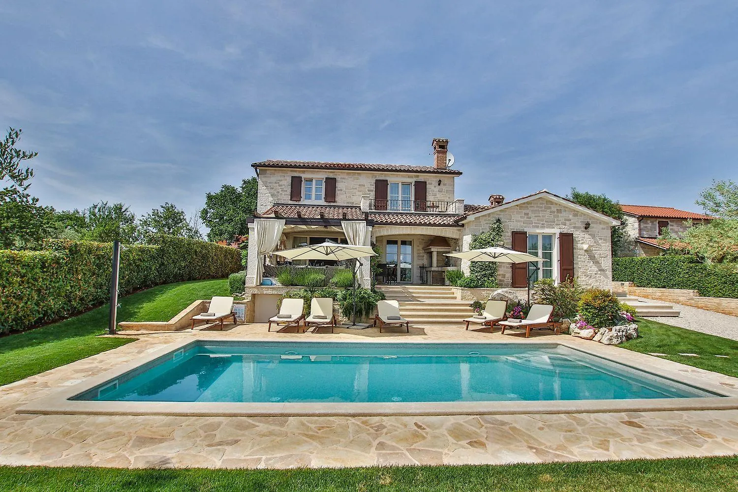 Hébergement de vacances Atemberaubende Finca Mit Bikes, Salzwasserpool, Meerblick, Spielplatz, Lounge-Bereich Kaštelir